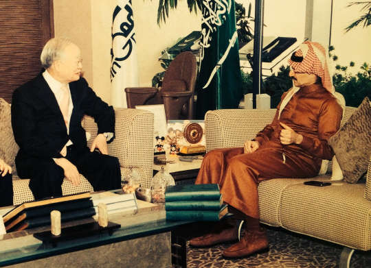 8일(현지시간) 사우디아라비아 수도 리야드에 위치한 킹덤홀딩컴퍼니 본사에서 손경식 CJ그룹 회장(왼쪽)과 알왈리드 빈 탈랄 킹덤홀딩컴퍼니 회장이 콘텐츠 공동 투자 방안 등에 대해 논의하고 있다. 사진= CJ그룹 제공